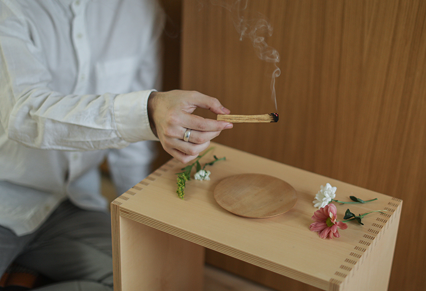 Ein Räucherholz wird für die Meditation für Anfänger angezündet.