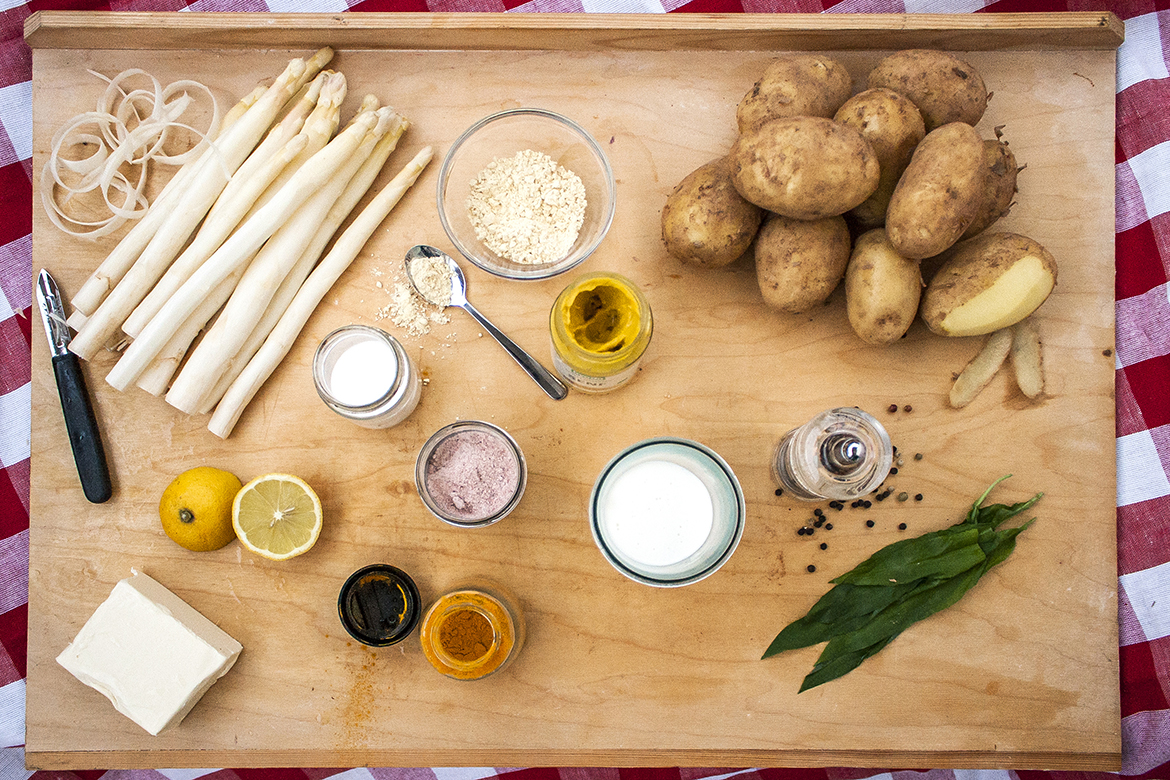 Spargel, Kartoffeln und die Zutaten für die sauce veganaise auf einen Blick.