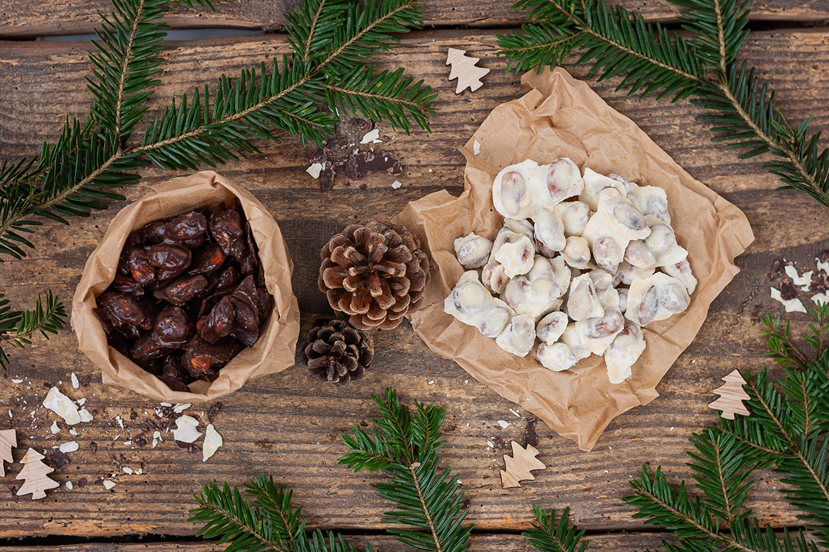 Dunkle und helle Schoko-Nüsse sind dekorativ zum snacken bereitgestellt.