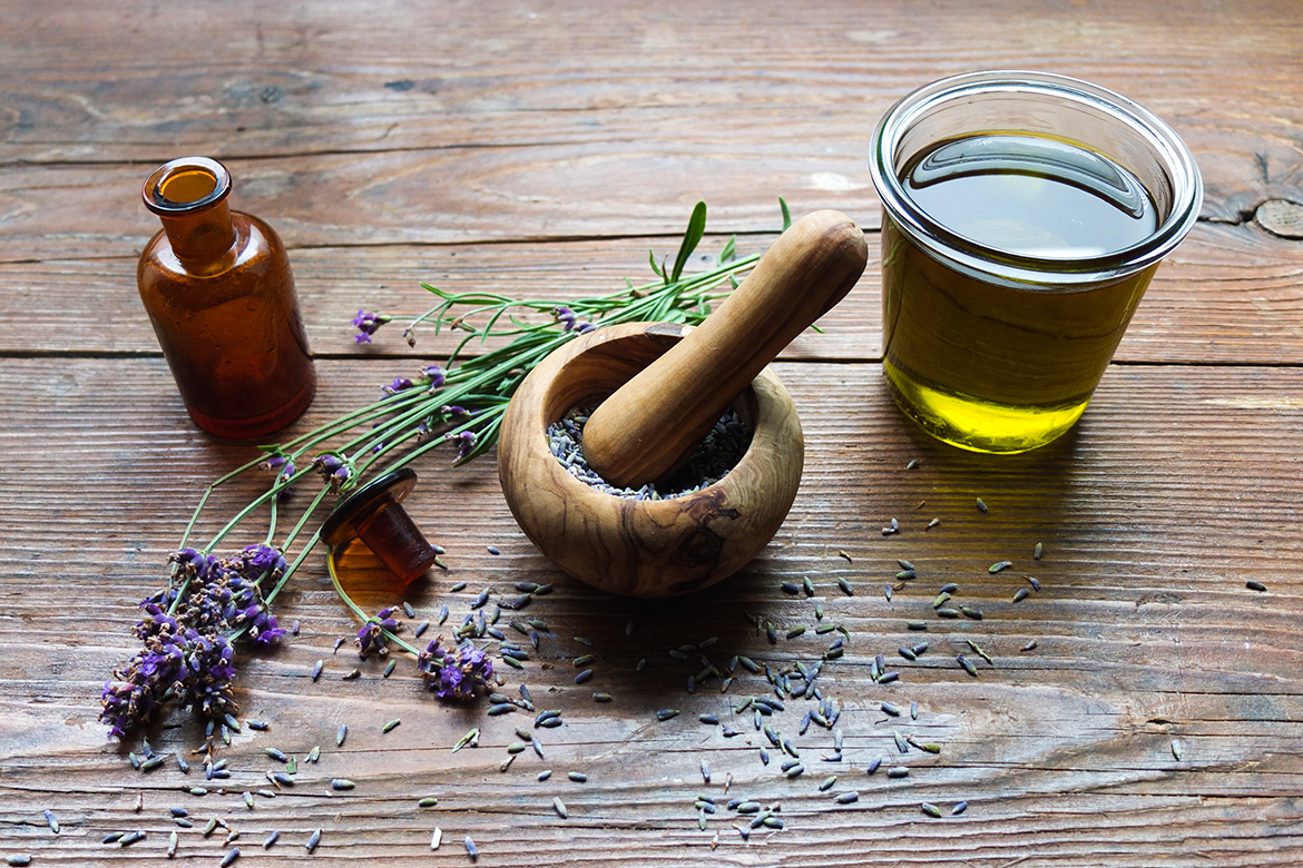 Mit den Zutaten wie Öl, Mörser und Blüten kann man Lavendelöl selber machen.