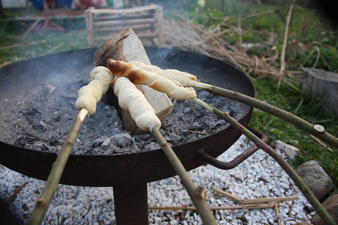 Stockbrot: einfaches Rezept mit Hefeteig | Waschbär-Magazin