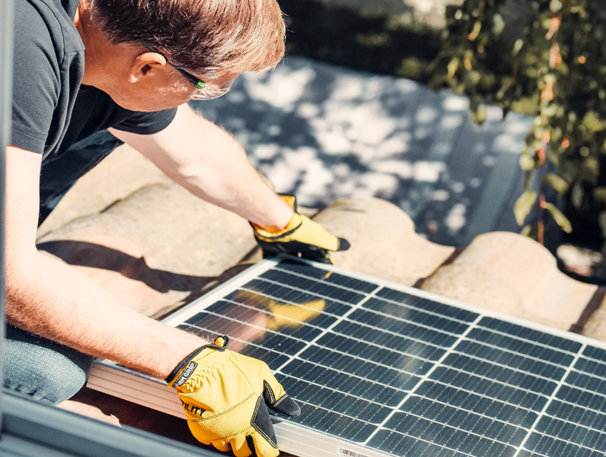 Der ökologische Handabdruck wird durch das Anbringen der Solaranlage auf dem Dach erhöht.