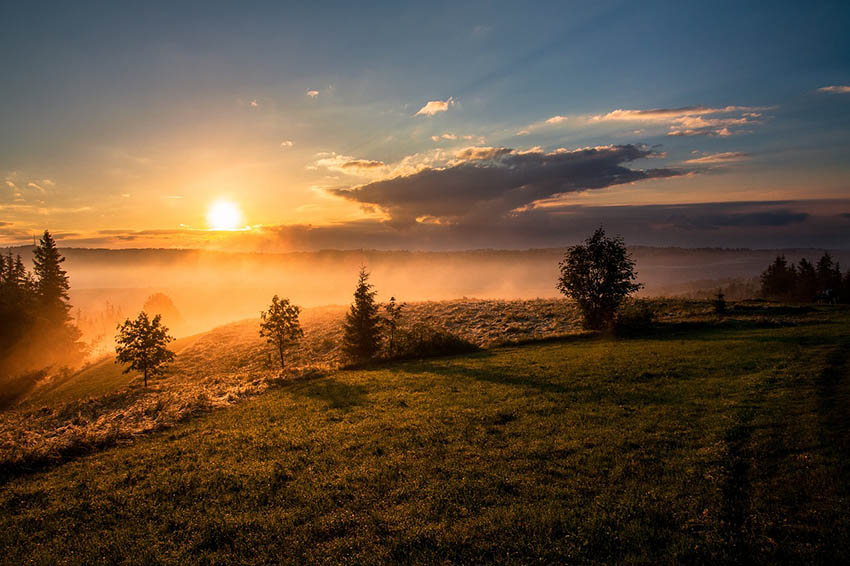 Sonnenaufgang von einem Hügel aus.