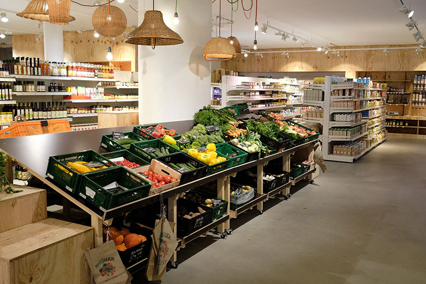 Im Mitmach-Supermarkt findet sich eine große Obst- und Gemüsetheke.
