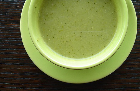 In Dem grünen Schälchen leuchtet die grüne Suppe gleich doppelt.
