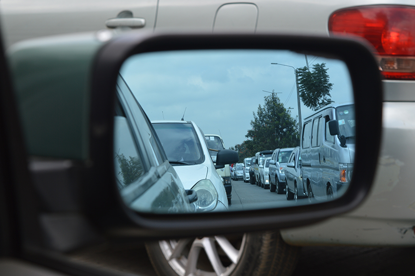 Im Seitenspiegel eines Autos sieht man den Stau auf der Straße. 