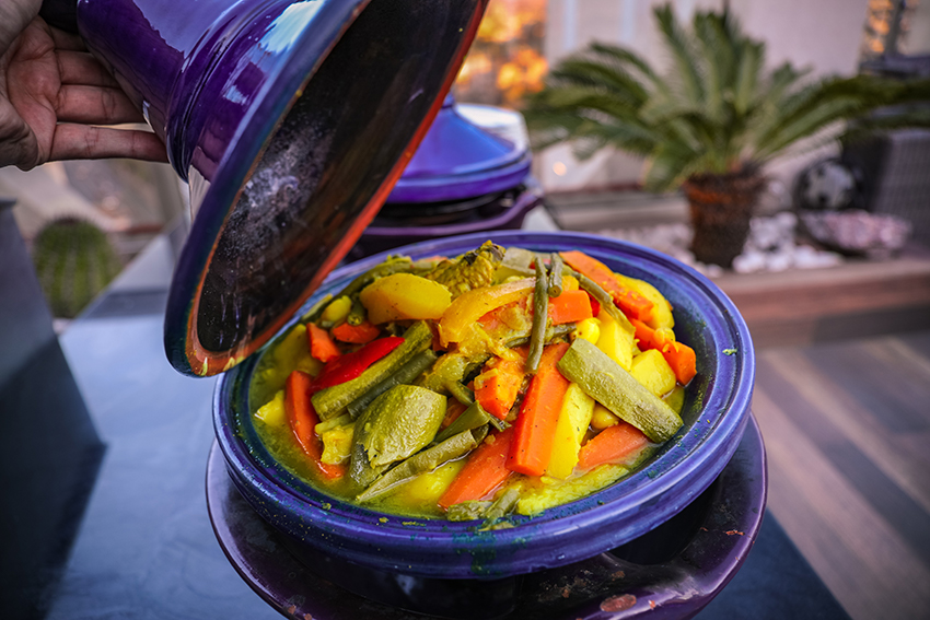 Eine blaue Tajine ist mit Gemüse gefüllt und wird zum vitaminschonenden kochen genutzt.