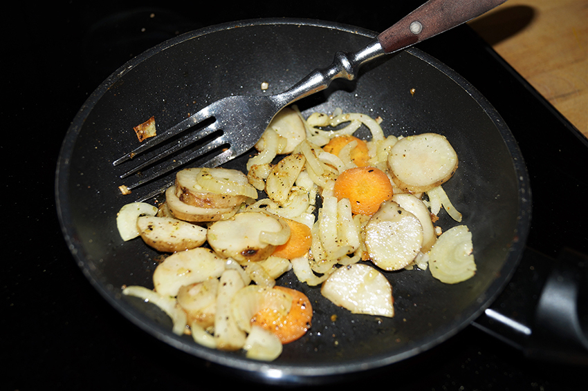 Eine Pfanne mit angebratenem Topinambur.