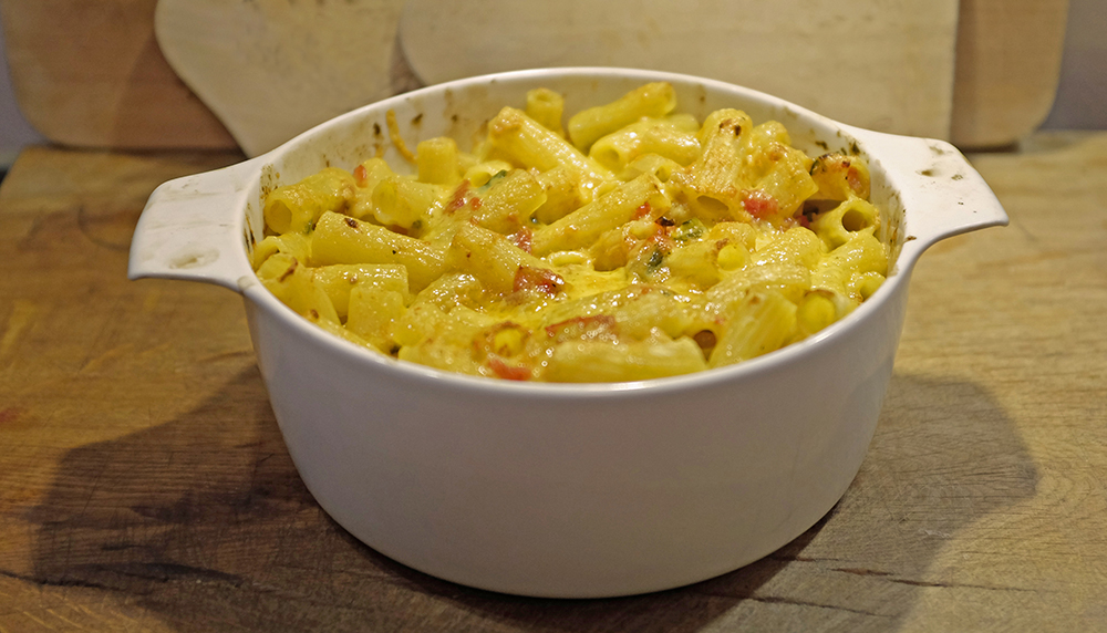 In dem Keramiktopf lässt sich die Pasta so schön goldgelb überbacken.