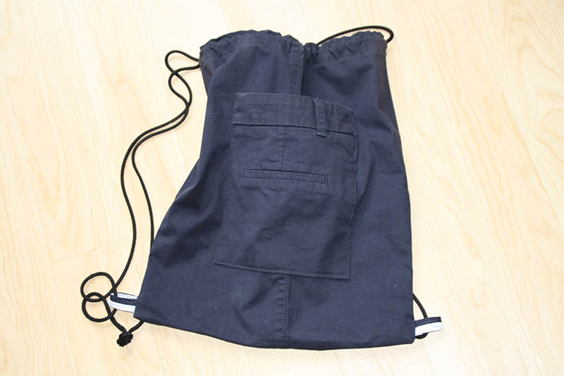 Dunkelblau war die Hose und so ist jetzt der Turnbeutel mit augenähter Mini-Tasche, die blau-weißen Schlaufen geben ihm einen maritimen Touch.