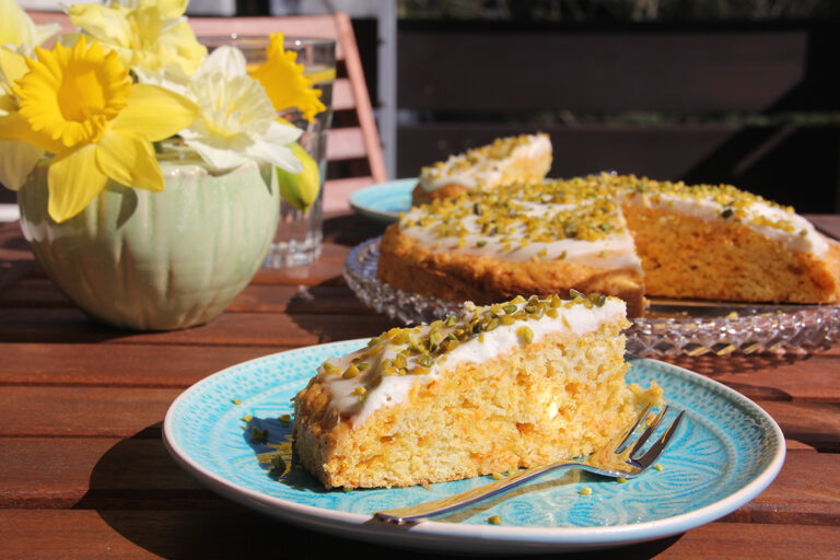 Saftig und nicht nur zu Ostern ein Leckerbissen: Karottenkuchen.