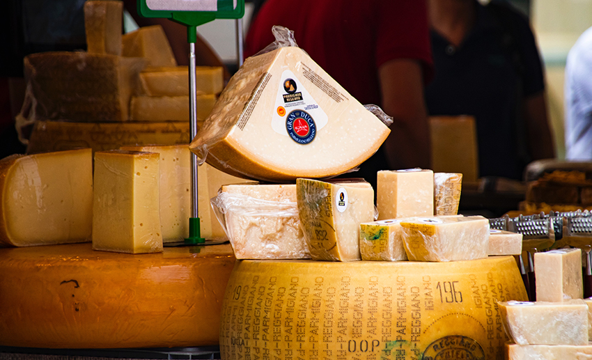 Verschiedene Käsesorten sind zum Verkauf ausgestellt.