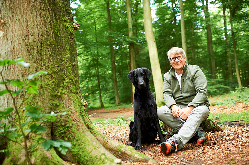 Waldpädagoge Walter Plötz mit seinem Hund.