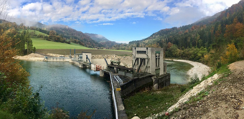 Panoramablick auf ein Wasserkraftwerk in der Natur.