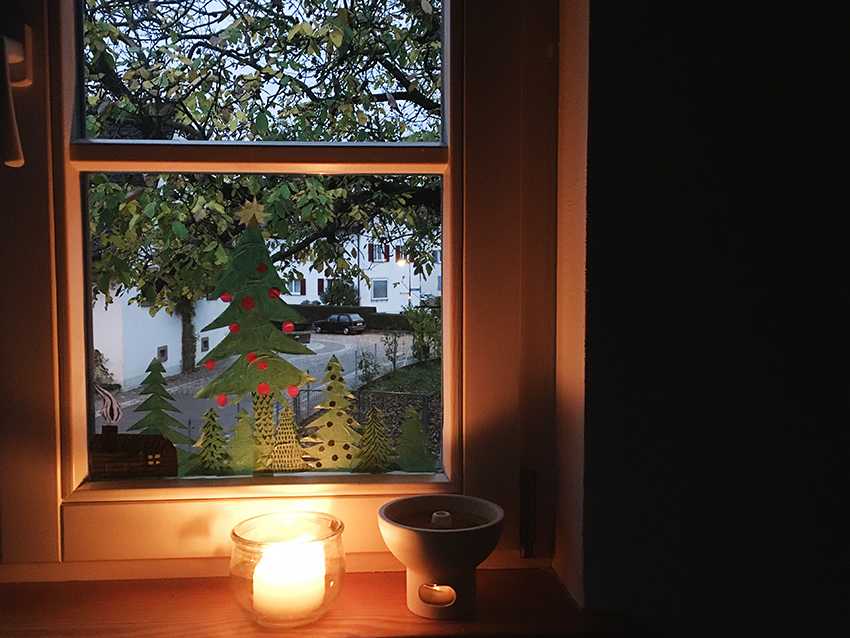 Fenster mit Fensterbildern dekoriert.