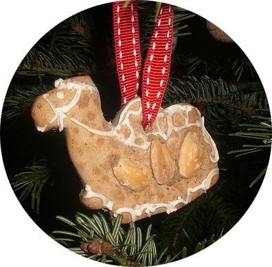 Hier schmückt ein Kamel aus Lebkuchen den Weihnachtsbaum.