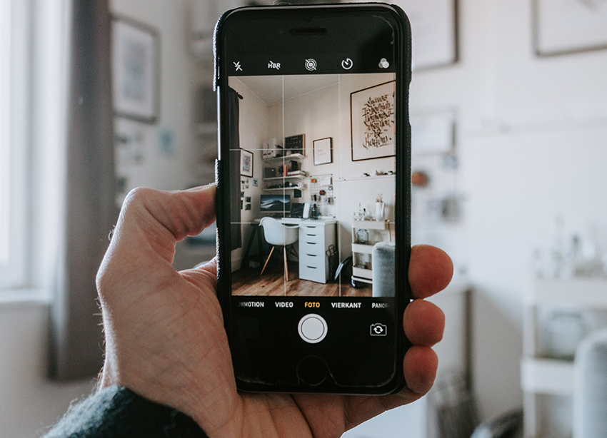 Nach dem Prinzip der Sharing Economy können auch Wohnungen geteilt werden, weshalb hier ein Foto von einem Zimmer gemacht wird.