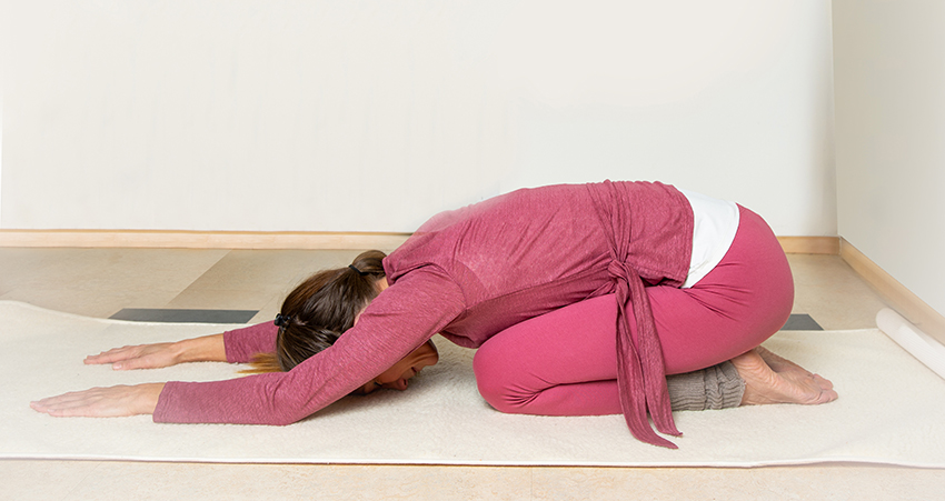 Yogaposition des schlafenden Kindes - das geht wunderbar zu Hause.