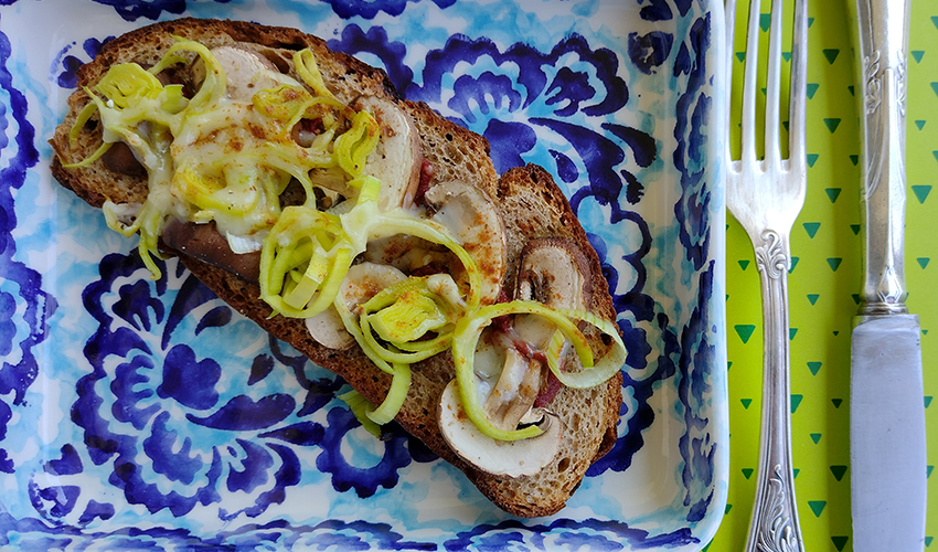 Das alte Brot wurde als Zapiekanki verwertet, belegt ist es mit Lauch und Pilzen.