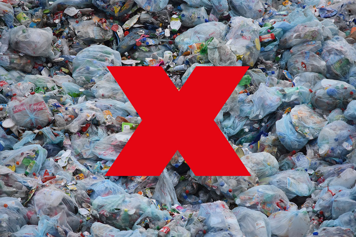 Im Hintergrund eine Müllhalde mit vielen Plastikmüllbeuteln, darüber liegt ein großes rotes X.