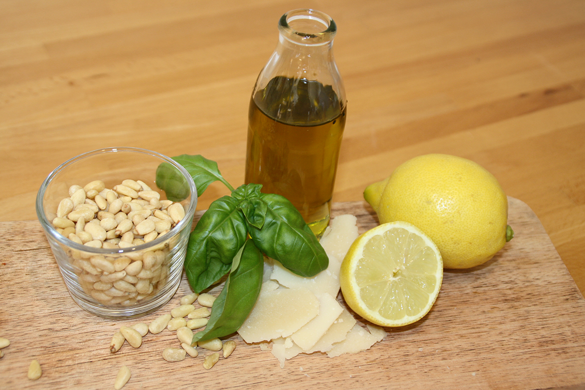 Eng zusammen stehen die wenigen Zutaten, die für die Zubereitung des Zitronen-Pestos gebraucht werden.