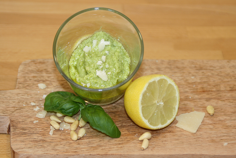 Hellgrün leuchtet das Zitronenpesto im Glas.