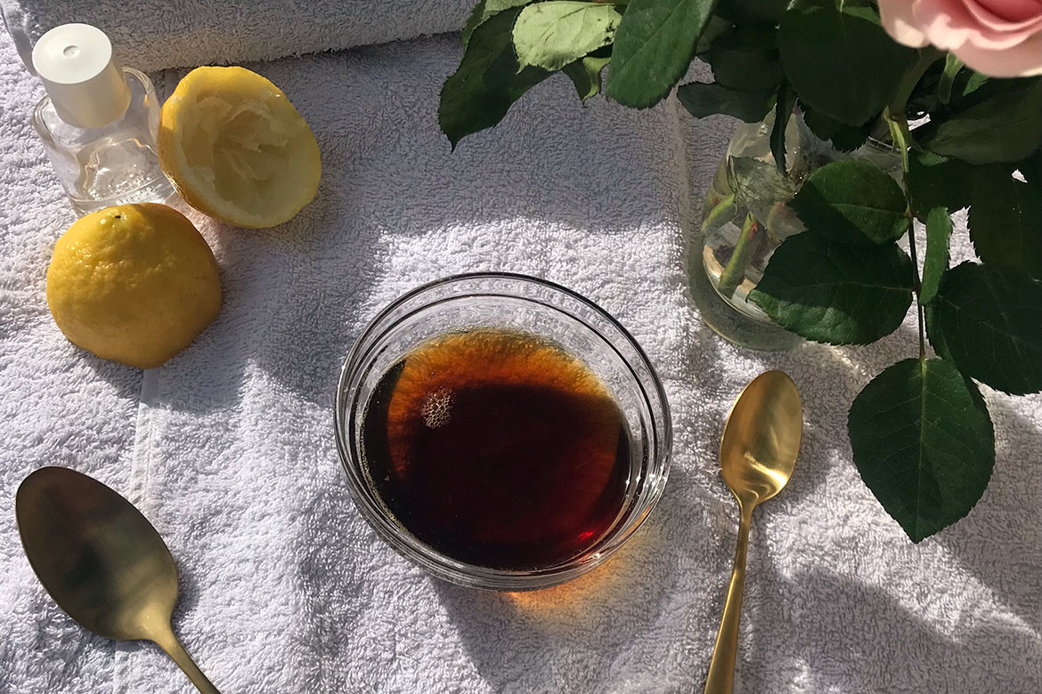 Die Zuckerpaste für das Sugaring ist in eine Glasschüssel abgefüllt.