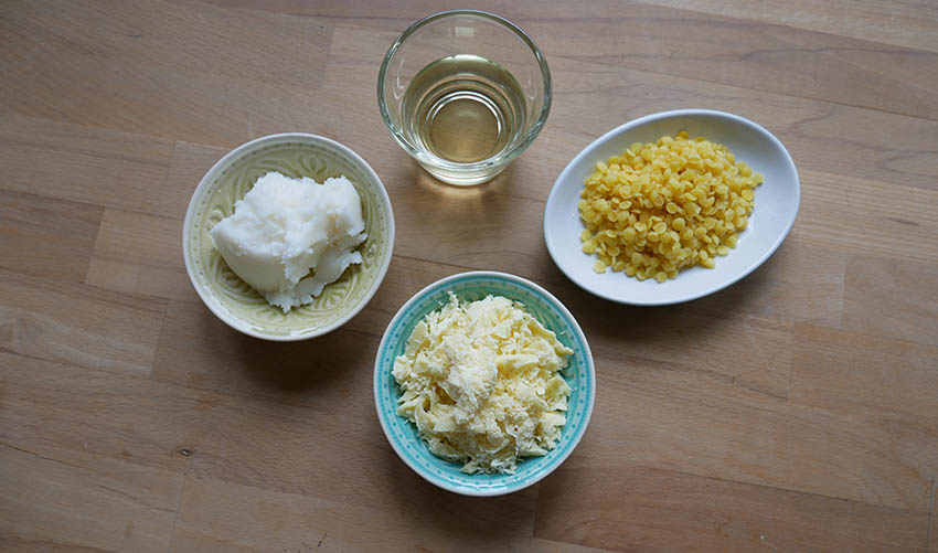 Zutaten für zwei Bodybutter-Stücke in Schalen angerichtet.