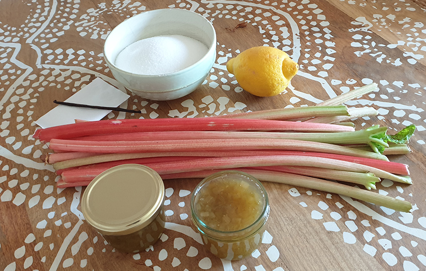 Die Zutaten für die Rhabarber-Marmelade liegen auf einem Tisch bereit.