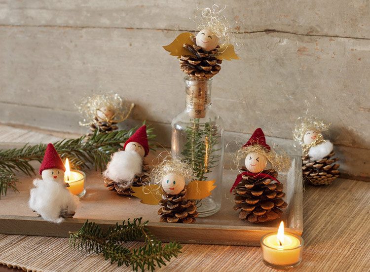 Auf einer Kommode sind die kleinen Wichtel aus Zapfen und Korken als weihnachtliche Dekoration aufgereiht.