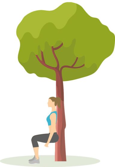 Eine Frau sitzt an einen Baum gelehnt aufrecht in der Hocke.