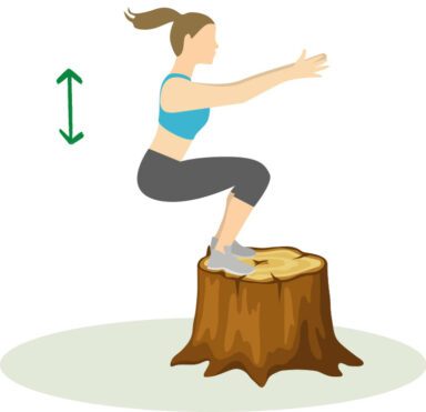 Eine Frau macht Hocksprünge auf einen Baumstumpf im Wald.