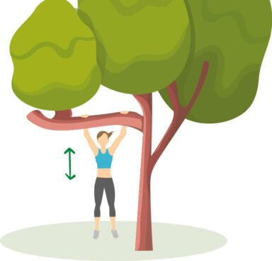 Een vrouw doet pull-ups aan een sterke tak tijdens het sporten in het bos.