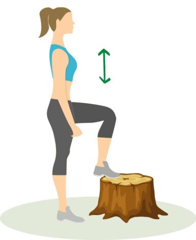 Eine Frau springt mit ihren Füßen abwechselnd auf einen Baumstumpf.