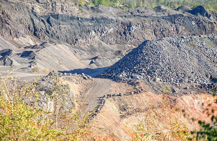 In dieser Bergbaustätte wird Bimsstein abgebaut.