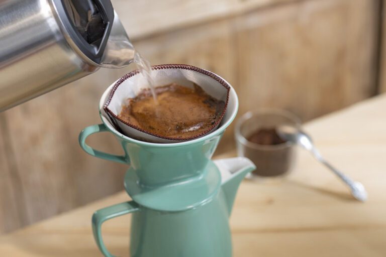 Kaffeesatz wird in einem Kaffeefiter mit heißem Wasser übergossen.