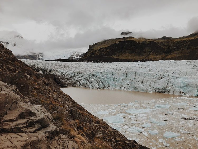 Ein großer Gletscher schmilzt und trägt damit zu einem Kipppunkt Klima bei.