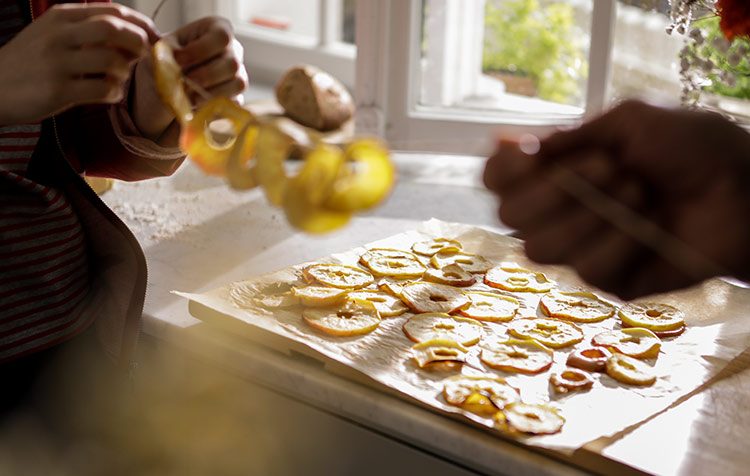 De appelringen worden aan een touw geregen.