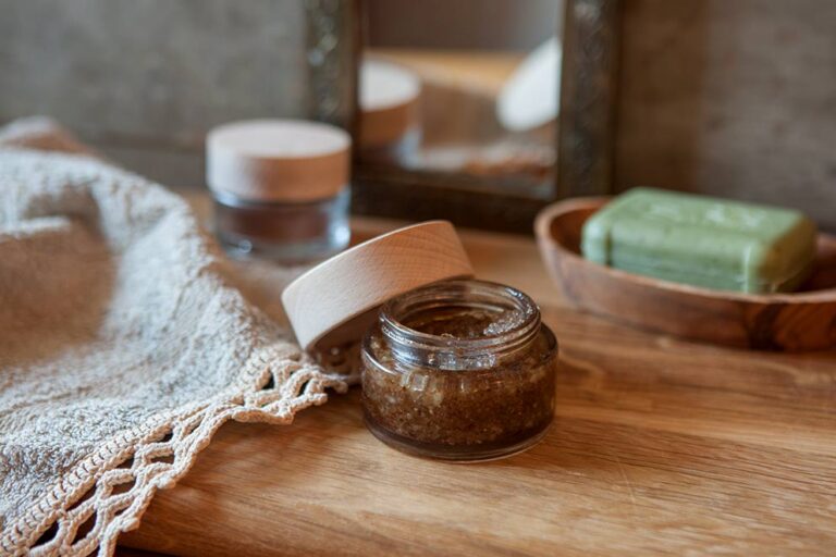 Der Body Scrub mit Lebkuchenduft ist in einen kleinen Glastiegel gefüllt.