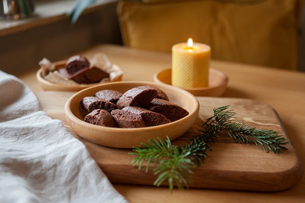 Veganes Magenbrot liegt in einer Schale aus Holz auf dem Esstisch.