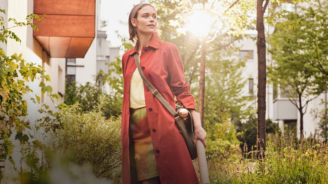 Frau in Naturmode an einem Frühlingstag