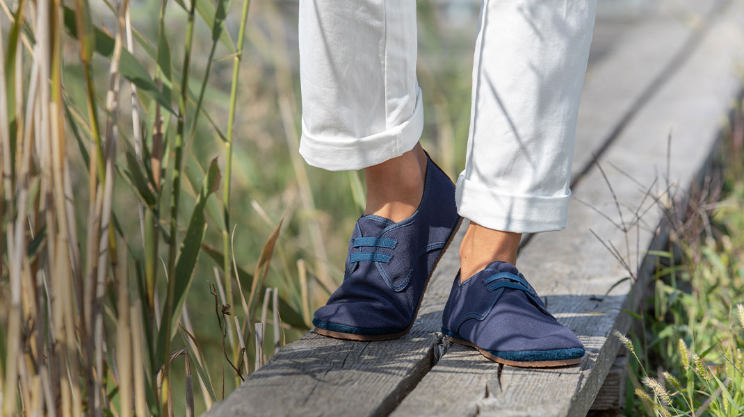Mit Barfußschuhen für Damen den Boden fühlen