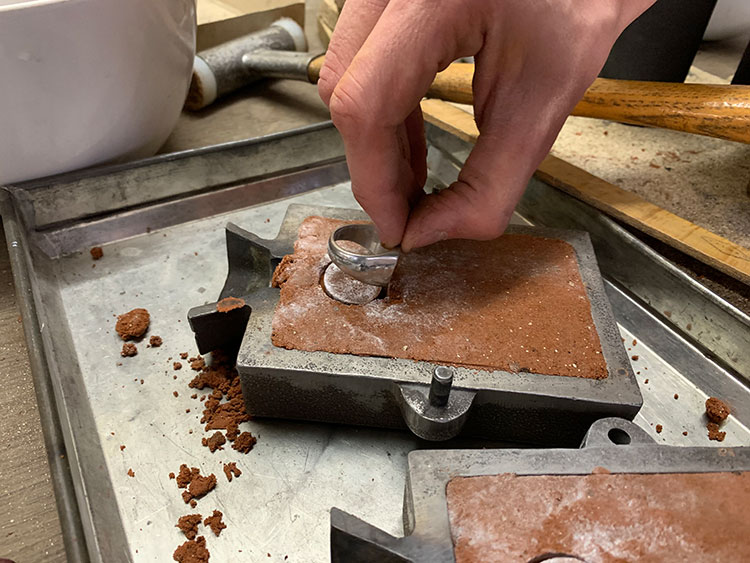 Herstellung eines Schmuckstücks im Sandgussverfahren