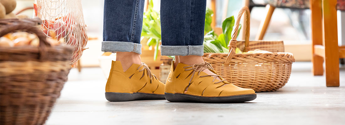 Frau in komfortablen und nachhaltigen Loints of Holland Schuhen