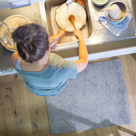 Nachhaltige Fußmatte auf Küchenfußboden
