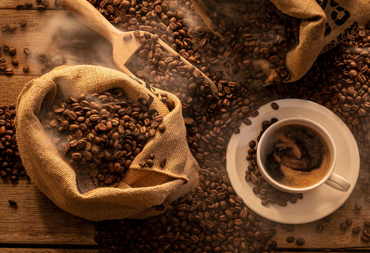 Ob frisch aufgebrüht oder noch als ganze Bohne: Kaffee verbreitet einen intensiven aromatischen Duft.