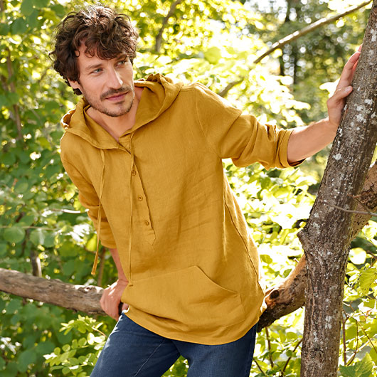 Mann in Leinenshirt im Park.
