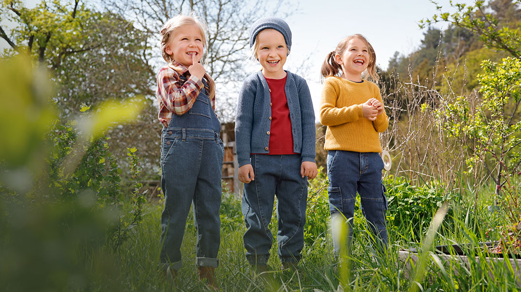 Kinder in nachhaltiger Karo-Flanell Kleidung und Baumwoll-Cardigans von Waschbär