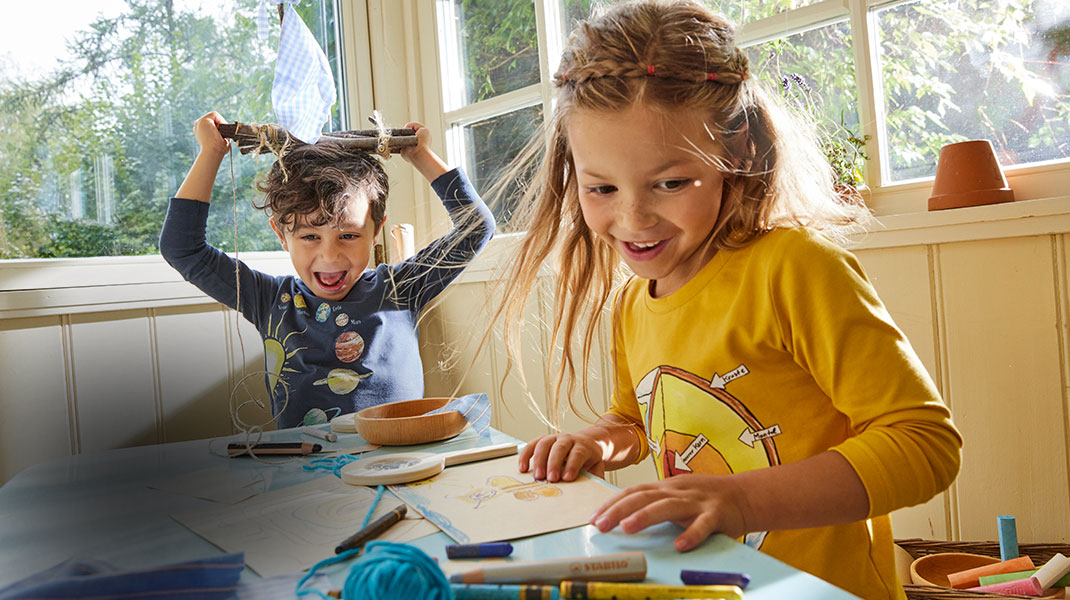 Spielende Kinder in farbenfrohen Langarmshirts aus Bio-Baumwolle