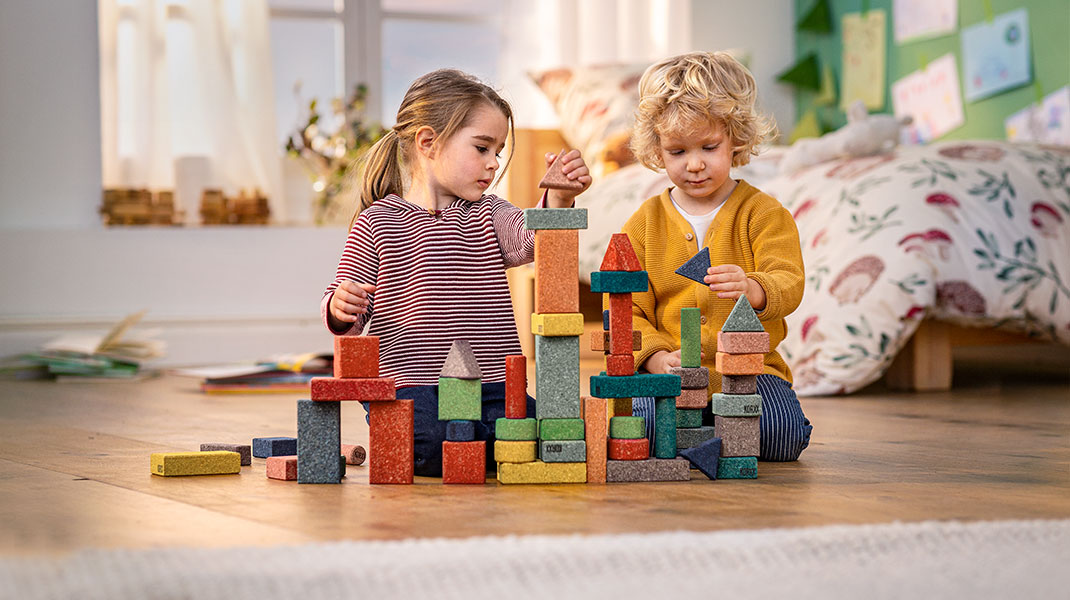 Schönes Mädchen Mit Bunten Strümpfen Spielt Mit Ihrem Lieblingsspielzeug Schönes Mädchen Mit Bunten Strümpfen Spielt Mit Ihrem Lieblingsspielzeug